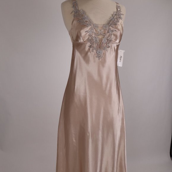 ❄ NWT Flora Nikrooz Taupe Silver Satin Lace Bridal Nightgown Lingerie Negligee S - Picture 4 of 12